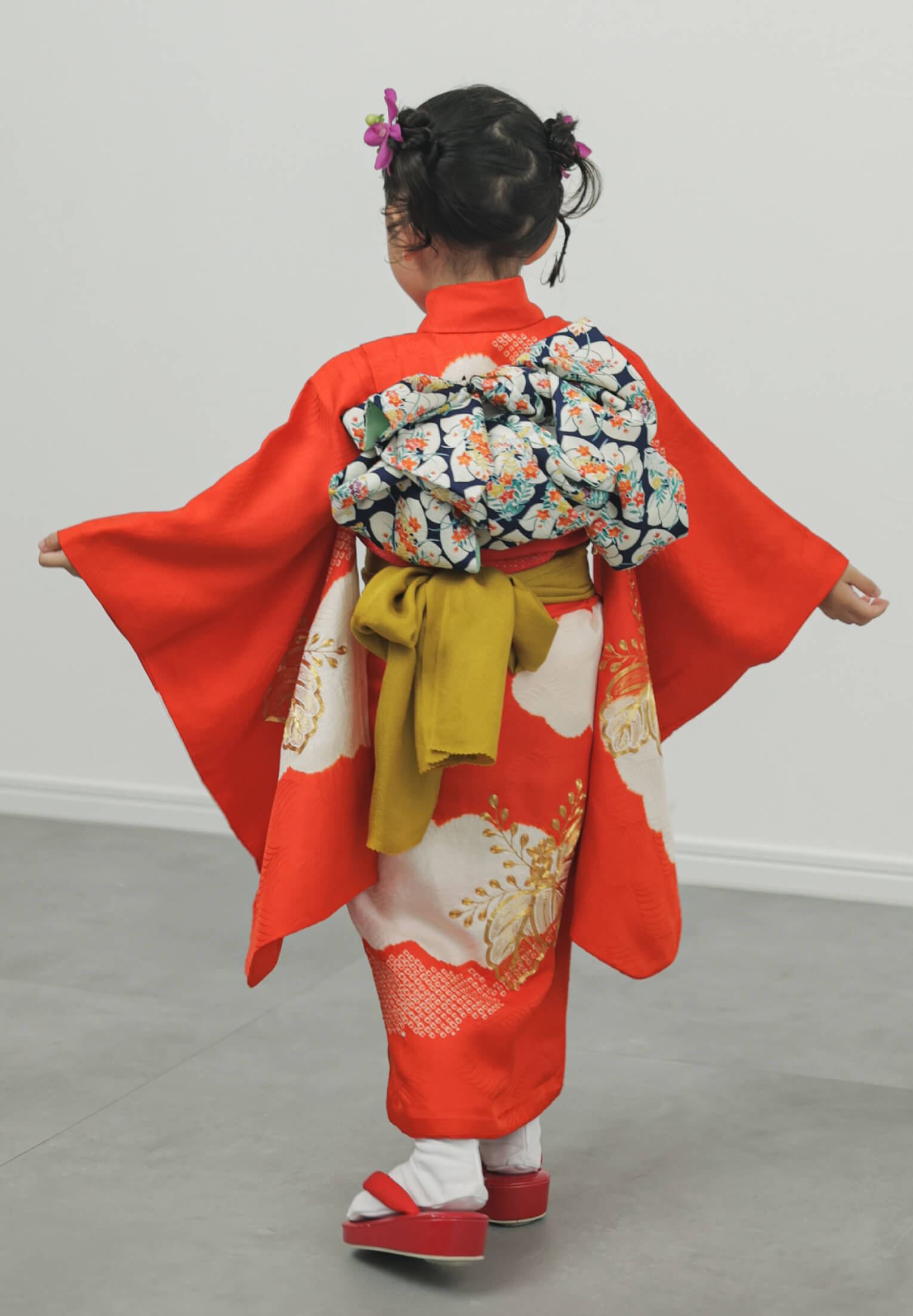 金駒刺繍に雲取り