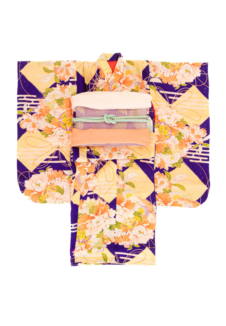 紫と薄黄に花薬玉